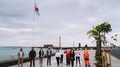 La bandera de Cruz Roja ondea junto al Ayuntamiento de Arrecife