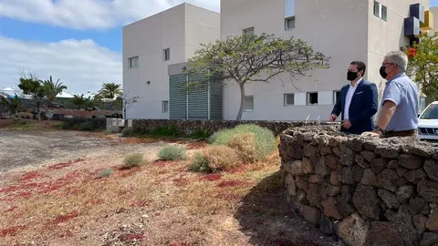 El alcalde de Yaiza y el concejal de Sanidad en la parcela donde se ampliará el centro
