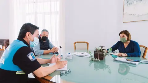 Arrecife despliega un dispositivo especial este fin de semana, tra finalizar el toque de queda. Reunión en la alcaldía donde el jefe de Policía da los detalles del operativo