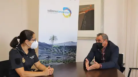 Angel Vazquez recibe agente Policía Nacional (2)