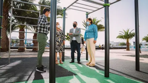 El Ayuntamiento de Arrecife estrena el primer parque de calistenia en la capital de Lanzarote. Suelo de caucho