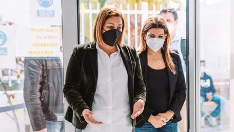 Astrid Pérez y María Jesús Tovar accediendo al interior del edificio de Servicios Sociales