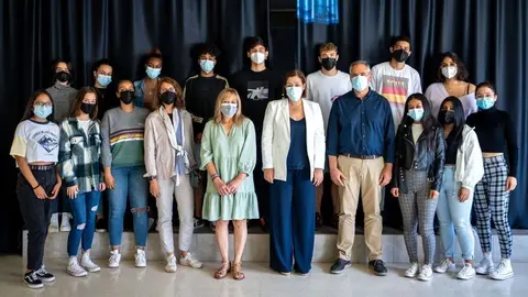 Astrid Pérez felicita al IES Las Maretas por su proyecto matemático Geocity. Alumnos y docentes con las representantes del Ayuntamiento de Arrecife