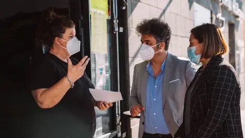 La alcaldesa de Arrecife, Astrid Pérez, y el concejal Armando Santana visitan a los pequeños comercios y locales de hostelería afectados por la Covid