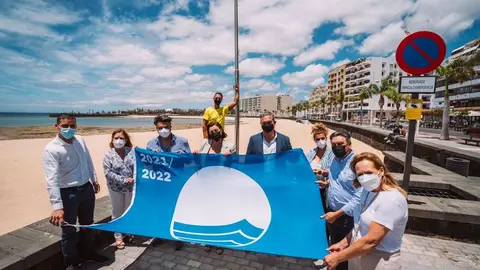 Izada de la bandera azul por las autoridades de Arrecife en la playa del Reducto