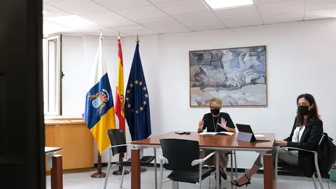 La consejera de Economía, Conocimiento y Empleo del Gobierno de Canarias, Elena Máñez, junto a la directora gerente de la empresa pública Sociedad Canaria de Fomento Económico (Proexca), Dácil Domínguez, se reúne con el consejero jefe de la Oficina Económica y Comercial (Ofecome) de la Embajada de España en Reino Unido, Álvaro Nadal