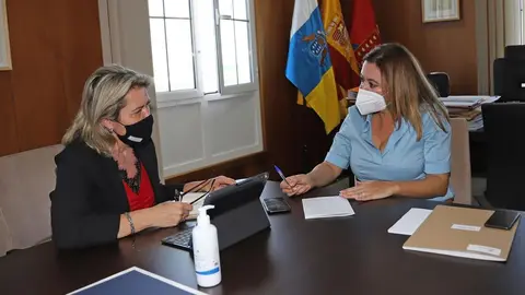 Presidenta del Cabildo y Alicia Vanoostende (4)