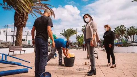 La alcaldesa Astrid Pérez y la concejal del Área de Parques Infantiles, junto a un parque biosaludable en el barrio de Altavista