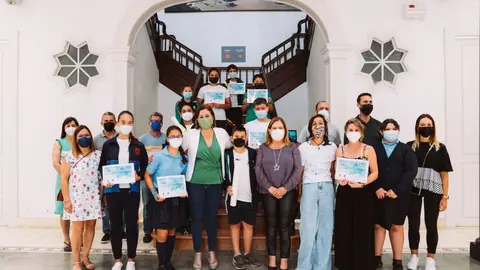 La alcaldesa y la concejal de Medio Ambiente, junto a la coordinadora del documental con los docentes y alumnos participantes
