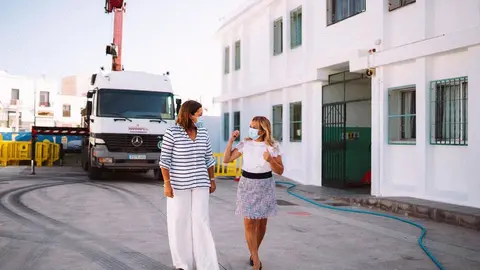 La alcaldesa Astrid Pérez y la concejal de Educación, Saro González, en una visita a obras al colegio Argana Alta