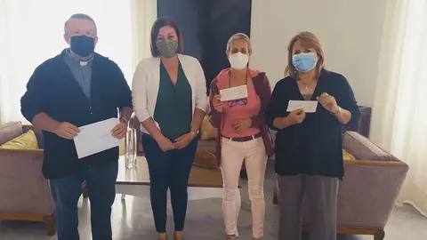 Entrega de las becas a dos universitarios de Arrecife con el legado de Luis Ramírez