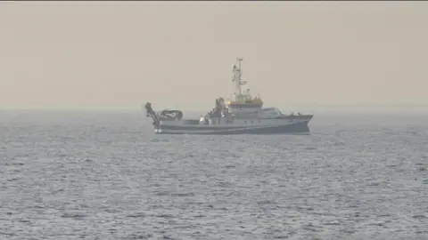 Imagen del barco que está buscando el rastro en el mar. 