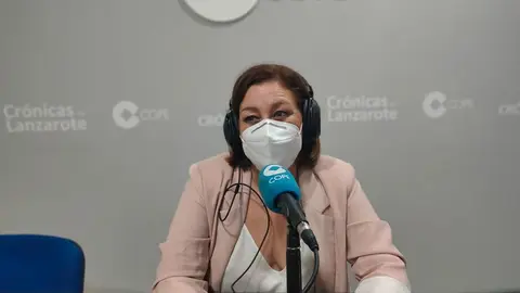 Astrid Pérez en los estudios de Crónicas Radio-COPE Lanzarote.