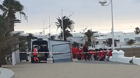 Imagen de los inmigrantes en el paseo de la playa de Guacimeta.