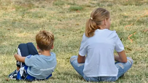 niños espaldas