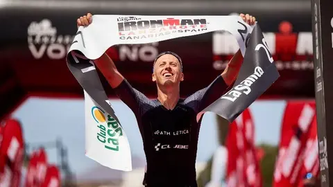 El ganador de la durísima prueba entrando en la meta