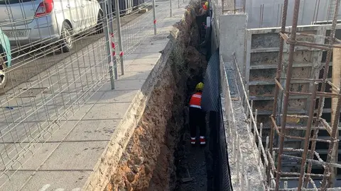 Momento en el que los bomberos entraron en la zanja
