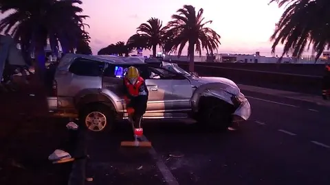 Imagen de los bomberos recogiendo la zona del siniestro
