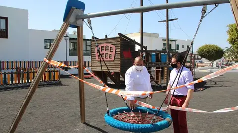 El alcalde de Yaiza Óscar Noda (der) y el concejal de Parques Rubén Arca