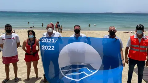 Representantes públicos y miembros del servicio de socorro de Cruz Roja