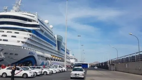 Taxis de Arrecife en el muelle.