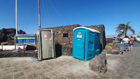 Baños químicos en Playa Chica