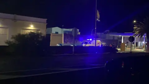 Imagen de los inmigrantes siendo atendidos en la gasolinera de Arrieta