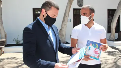 El alcalde de Yaiza, Óscar Noda, y el concejal de Cultura, Daniel Medina