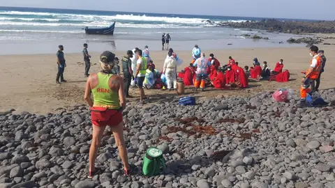 Imagen de los inmigrantes siendo atendidos en la playa del norte de Lanzarote