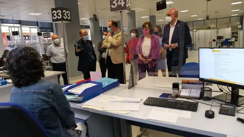 El viceconsejero de Empleo del Gobierno de Canarias, Gustavo Santana, y la directora del Servicio Canario de Empleo (SCE), Dunnia Rodríguez, recibieron este jueves al director general del Servicio Público de Empleo Estatal (SEPE), Gerardo Gutiérrez, y a la subdirectora general de Políticas Activas de Empleo del organismo autónomo adscrito al Ministerio de Trabajo y Economía Social junto al delegado del Gobierno de España en Canarias, Anselmo Pestana