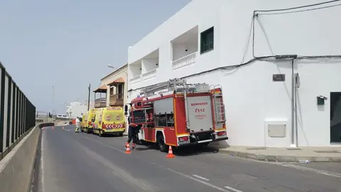 Momento de la actuación de los bomberos en la vivienda de Maneje