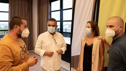 Mateo Ramón charlando con otros compañeros de partido antes de su elección