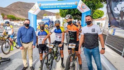 podio trail con alcalde de Yaiza y concejal de Deportes