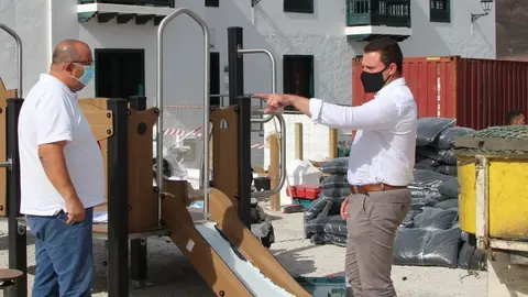 El alcalde y el concejal de Parques en visita a los trabjos del parque Plaza de Remedios (1)