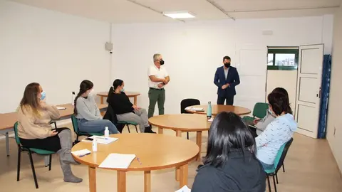El alcalde de Yaiza con personal vinculado al Área de Servicios Sociales