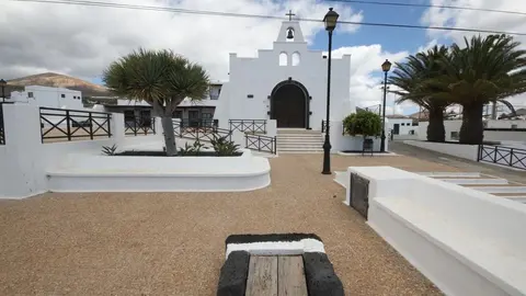 Centro Socio Cultural de Mácher e iglesia de San Pedro, en Mácher