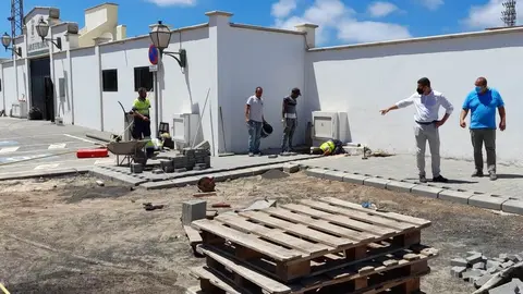 El alcalde de Yaiza Óscar Noda en visita al Campo de Fútbol
