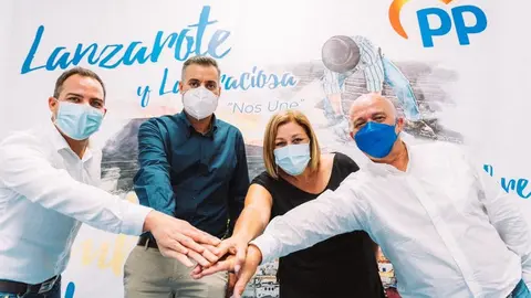 La presidenta del partido, Astrid Pérez, y su secretario general, Jacobo Medina, estuvieron arropando al presidente entrante y al saliente