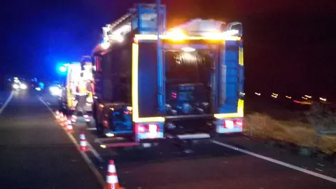 Imagen del momento de la actuación de los bomberos en la zona del accidente