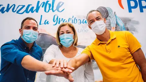 El nuevo presidente estuvo arropado por la presidenta y por el secretario general de su partido