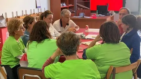 José Juan Cruz y María Dolores Corujo en una reunión de trabajo con el grupo de las Kellys y sus representantes en el Congreso y en el Senado.