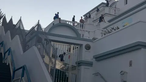 Imagen de uno de los complejos de Puerto del Carmen en el que están alojados los inmigrantes irregulares