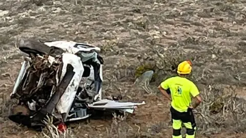 Imagen de cómo quedó el vehículo tras la caída