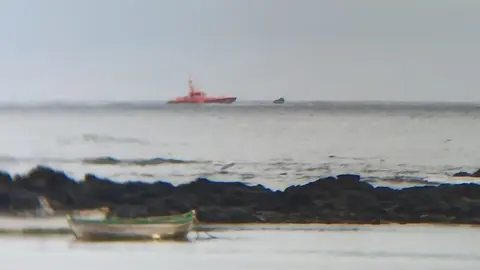 Imagen de este domingo de la Salvamar llegando al lugar en el que se encontraba la patera