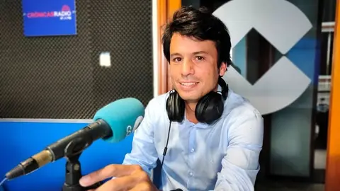 Marcos Bergaz en los estudios de Crónicas Radio.
