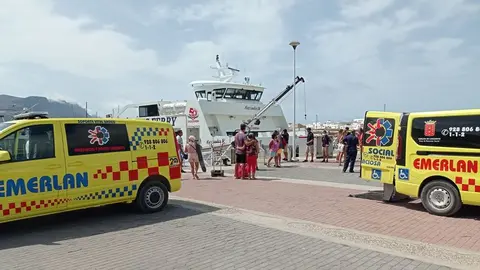 Momento del traslado del hombre accidentado en La Graciosa.