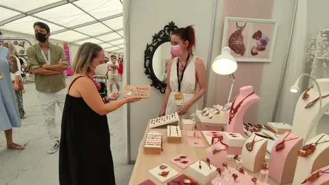 La consejera del Cabildo visitando el expositor ganador