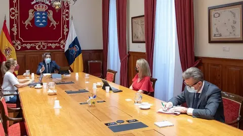 Imagen de la reunión de este jueves en la Mesa del Parlamento de Canarias.