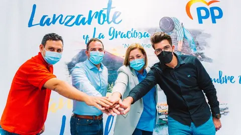 Los nuevos dirigentes del PP de San Bartolomé con la presidente y el secretario general del partido