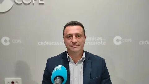 Oscar Noda en los estudios de Crónicas Radio-COPE Lanzarote